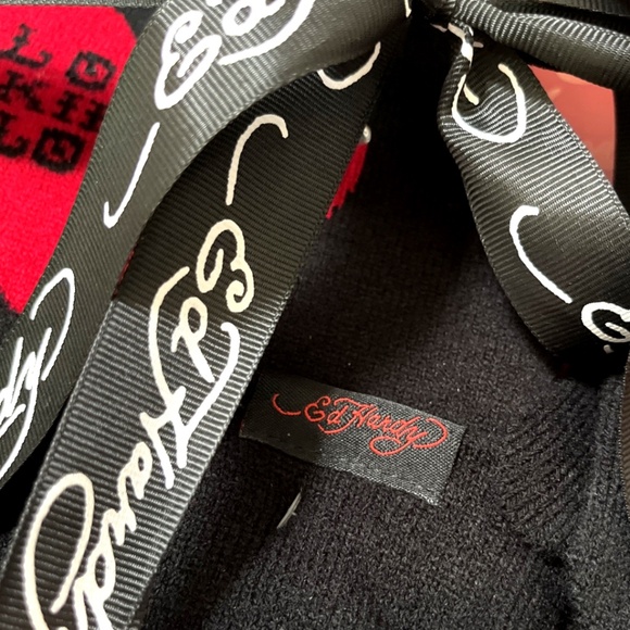 NWT 2pc Ed Hardy Beanie & Gloves Gift Set Pom Pom Hat Rhinestone Heart Black Red - Picture 7 of 8